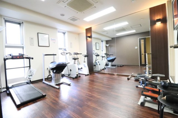 【その他共用部分】 | 【フィットネスルーム】エアロバイクやランニングマシンなどを備えており、棟内で気軽にエクササイズ可能！