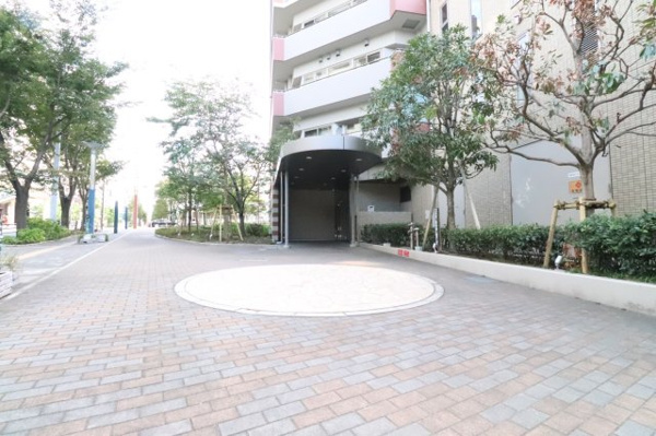 【周辺】 | 【周辺】マンションの周りの歩道もきれいに整備されています！ゆとりがあって開放的☆