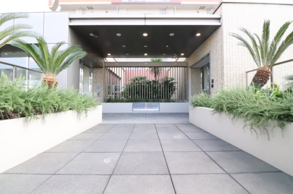 【エントランス】 | 【エントランス外観】さわやかなデッキスタイルのエントランス！海辺のレジデンスらしい植栽が印象的です！