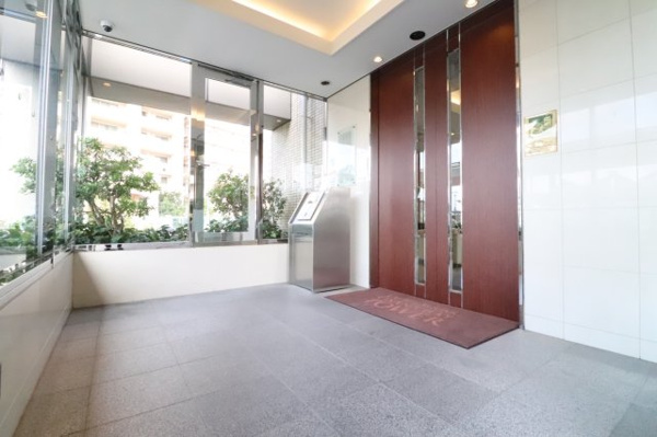 【エントランス】 | 【3階風除室】木目調の扉が、明るい雰囲気を演出☆もちろんオートロックです！強固なセキュリティで安心！