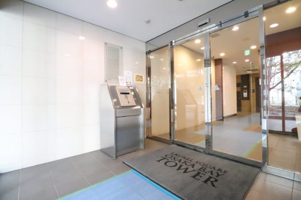 【エントランス】 | 【1階風除室】シティホテルの入口のような、都会的な雰囲気です！ドアをくぐればエレベーターホールです！