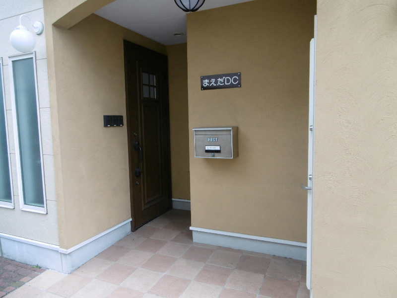 エントランスは1階横にございます！