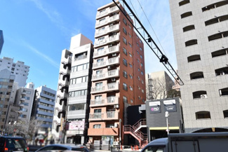 【外観】 | 即日のご見学も可能です！お気軽にお問い合わせください！
手入れの行き届いた外壁やエントランスなど、「見ればわかる」レベルで清潔感を保ったマンションです。築年数を感じさせない姿で皆様をお出迎えします。