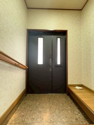 川西貸家の玄関