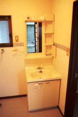 【独立洗面台】 | コーポ青島 | 朝の支度にも助かる、独立の洗髪洗面化粧台