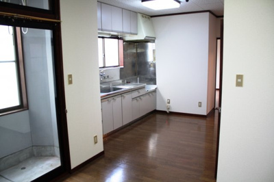 【居間・リビング】 | コーポ青島 | こちらのリビングで趣味の時間をお楽しみください