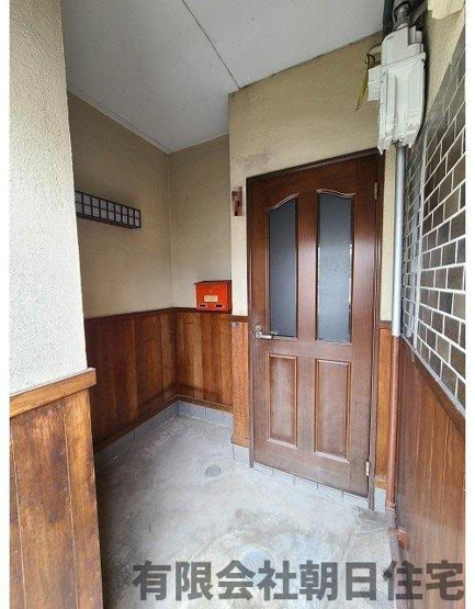 【玄関】 | 雑賀町中古戸建 | 一歩入ったところにある玄関です