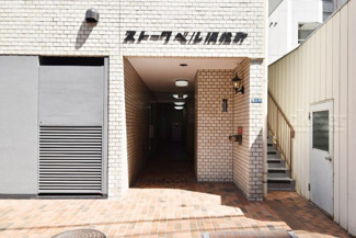 【エントランス】 | マンションの正面エントランス。出入りする人間を癒してくれるマンション入り口であり、その建物の「顔」でもあります。