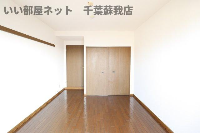 オーシャンビュー壱番館の寝室|広くて明るい寝室