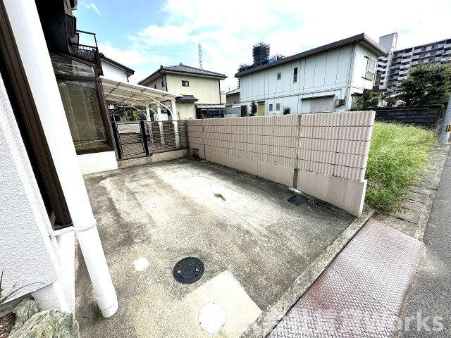 ドッキンセル末広の駐車場|車をお持ちの方に嬉しい駐車場付きの物件です