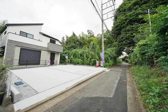 【横浜市旭区市沢町1127新築戸建て】★仲介手数料無料★（市沢小学校・西谷中学校）の前面道路含む現地写真