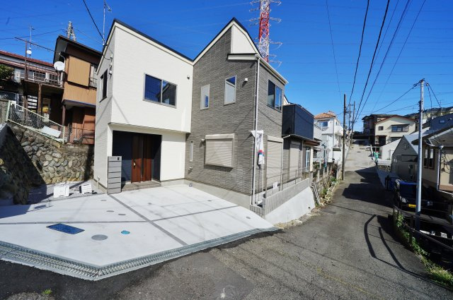 【横浜市瀬谷区阿久和東２丁目26-24新築戸建て】★仲介手数料無料★（原小学校・原中学校）の前面道路含む現地写真