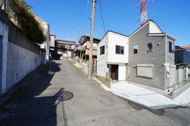 【横浜市瀬谷区阿久和東２丁目26-24新築戸建て】★仲介手数料無料★（原小学校・原中学校）の前面道路含む現地写真