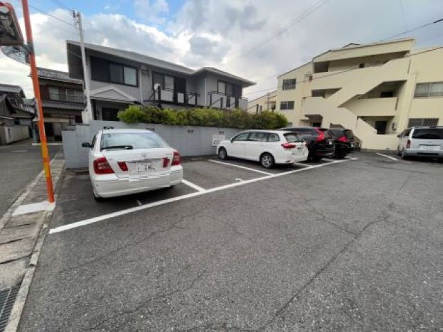マンション大和の駐車場
