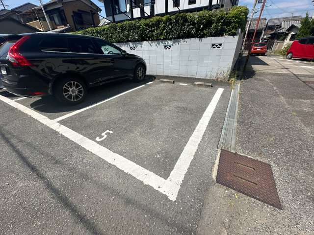 マンション大和の駐車場