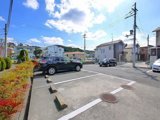 ラークハイムⅡの駐車場|駐車場があるので、車を買う予定の方も安心です
