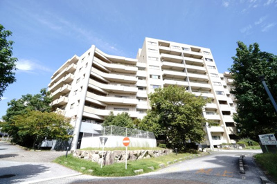 【外観】 | 【上質リノベ】A CITYヒルズアリーナIII番館 | 【耐震性】
耐震性の高さを判断するポイントは、
建築確認申請日が1981年6月1日以降の
新耐震基準に適合しているかどうか。
震度６程度の大地震でも
建物が崩壊しないレベルが基準になりました。