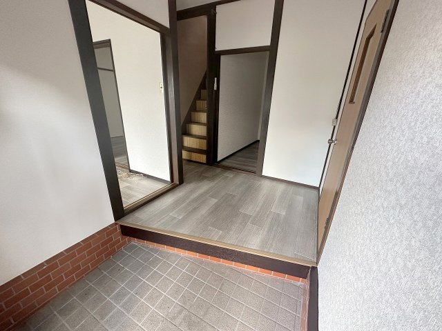 葛城市加守戸建の玄関
