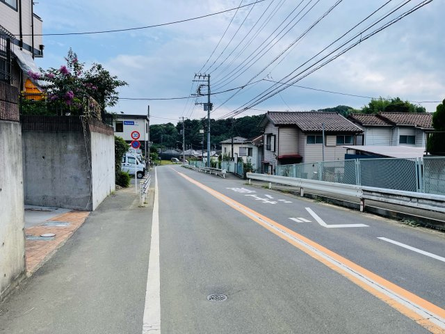 八王子市中山　中古戸建の前面道路含む現地写真