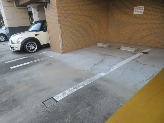 サクラメント駅南大路の駐車場