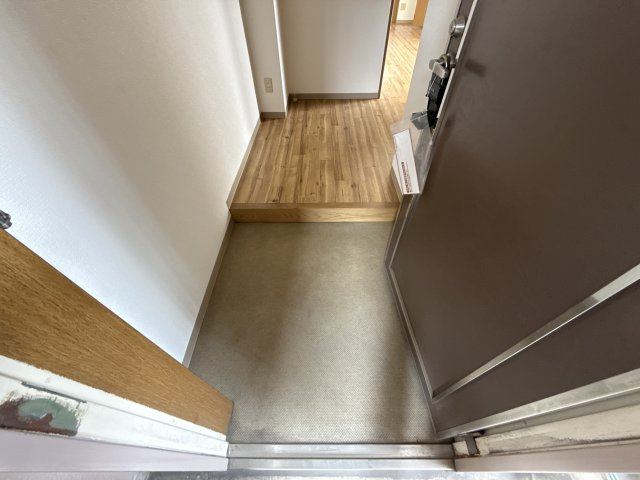 八木ビルの玄関