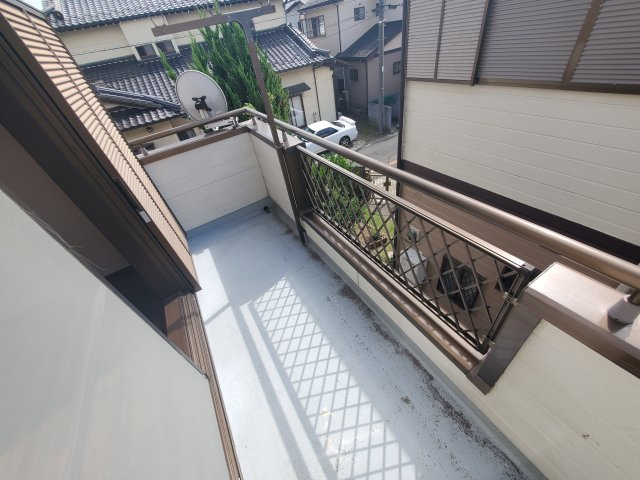 成田邸貸家のバルコニー|暖かな日差しのふりそそぐバルコニー
