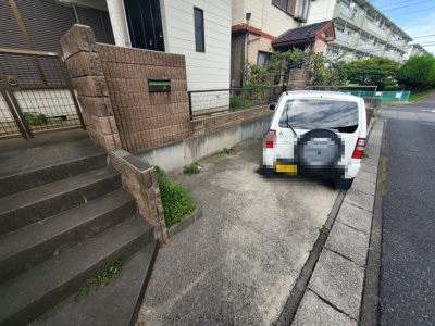 【駐車場】 | 成田邸貸家 | 駐車場があるので、車を買う予定の方も安心です