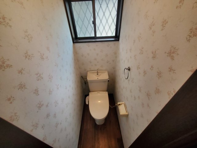 成田邸貸家のトイレ|ゆったりとした空間のトイレです
