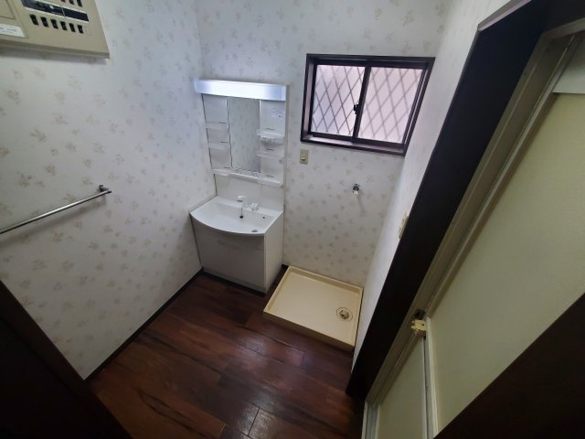 成田邸貸家の洗面所|ゆったりとスペースのある洗面所