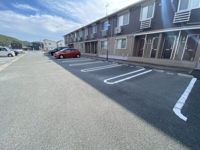 メゾン・ラフィーネの駐車場