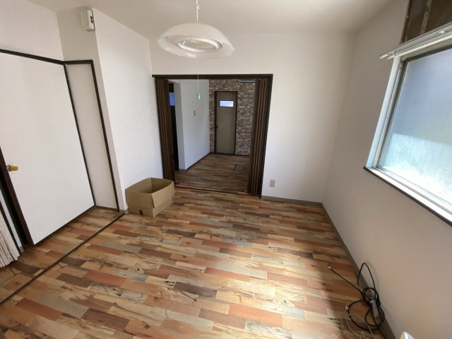 春日野町戸建の居間・リビング