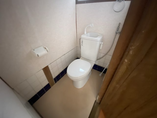 春日野町戸建のトイレ