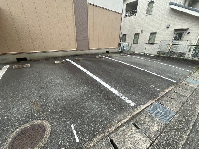 アーバン寺内の駐車場