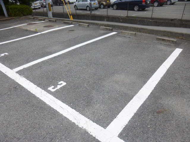 リヴェール北代の駐車場