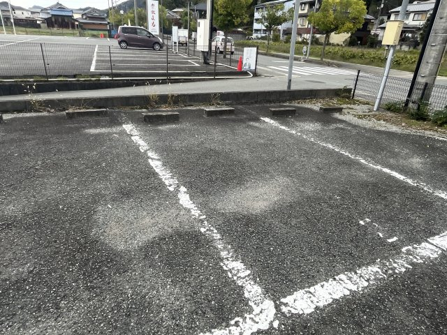 リヴェール北代の駐車場