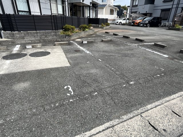 シャルマンコートＢ棟の駐車場