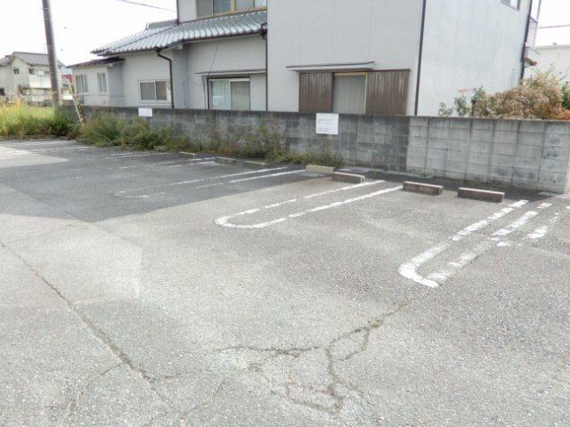 ファンド香呂C棟の駐車場
