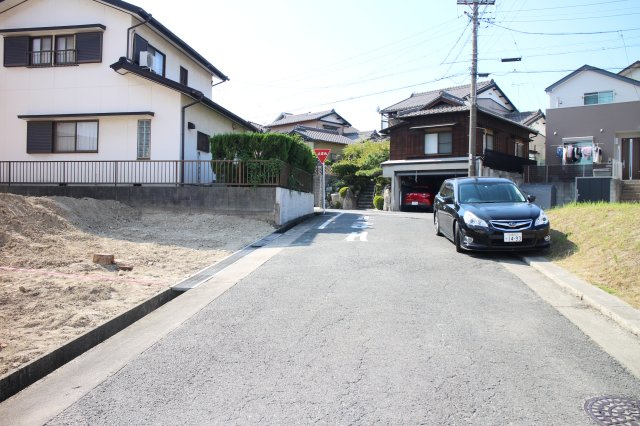 知多市つつじヶ丘3丁目　売地Bの前面道路含む現地写真|前面道路