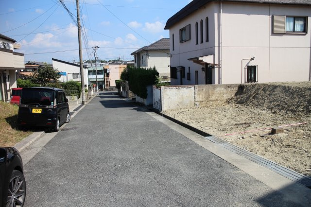 知多市つつじヶ丘3丁目　売地Bの前面道路含む現地写真|全面道路