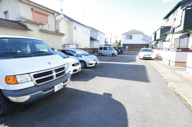 福生市大字熊川のアパートの駐車場