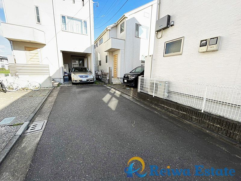 中古戸建　茅ヶ崎市円蔵の前面道路含む現地写真