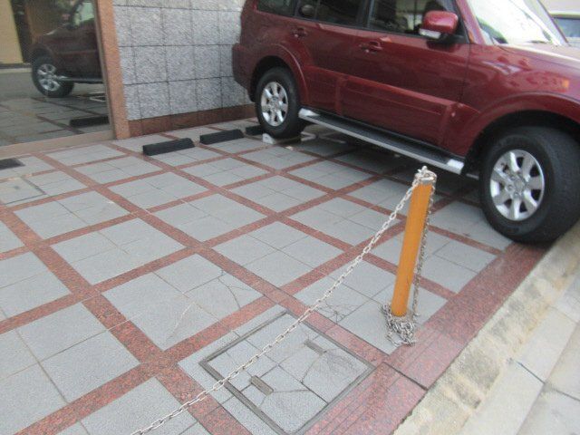 SKビルの駐車場