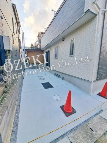 越谷市平方新築戸建て　プラスワンリビングのある家の駐車場