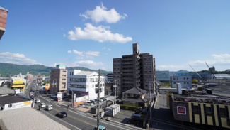 【展望】 | 【四季を感じる】
四季の移ろい・爽やかな青空や風を感じられ
自然を愉しめるパノラマビュー。
毎日の暮らしに余裕を感じさせてくれる、
遮る物の無い開放的な眺望を是非、ご堪能ください。
