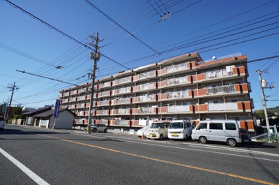 【外観】 | 【上質リノベ】エメラルドマンション船越南 | 【耐震性】
耐震性の高さを判断するポイントは、
建築確認申請日が1981年6月1日以降の
新耐震基準に適合しているかどうか。
震度６程度の大地震でも
建物が崩壊しないレベルが基準になりました。