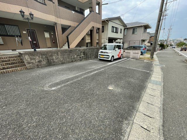 エトワール若草の駐車場