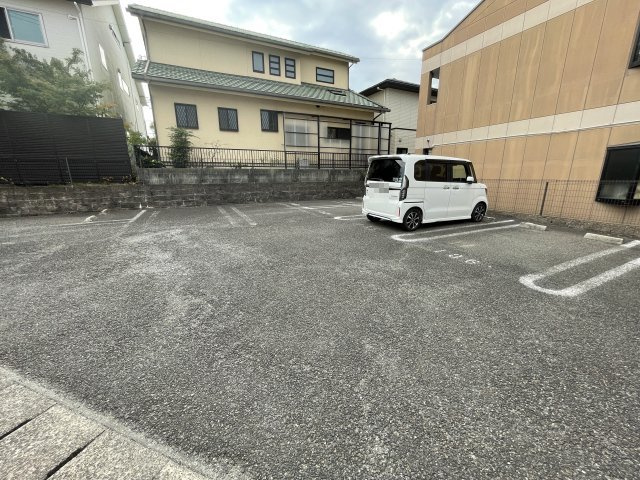 エトワール若草の駐車場
