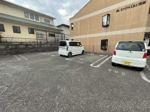 エトワール若草の駐車場