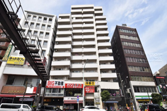 【外観】 | 青空によく映える建物です。手入れの行き届いた外壁やマンション正面エントランスなど、綺麗な姿をぜひ一度、現地にてご覧ください。物件のお問い合わせは、 ０１２０－７００－９６８までお気軽にどうぞ！