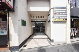 【エントランス】 | マンションの正面エントランス。出入りする人間を癒してくれるマンション入り口であり、その建物の「顔」でもあります。